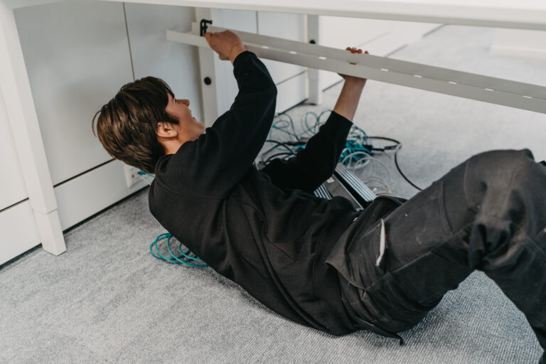 Bureaukabels laten wegwerken - Kabel management - ICT Verhuizingen