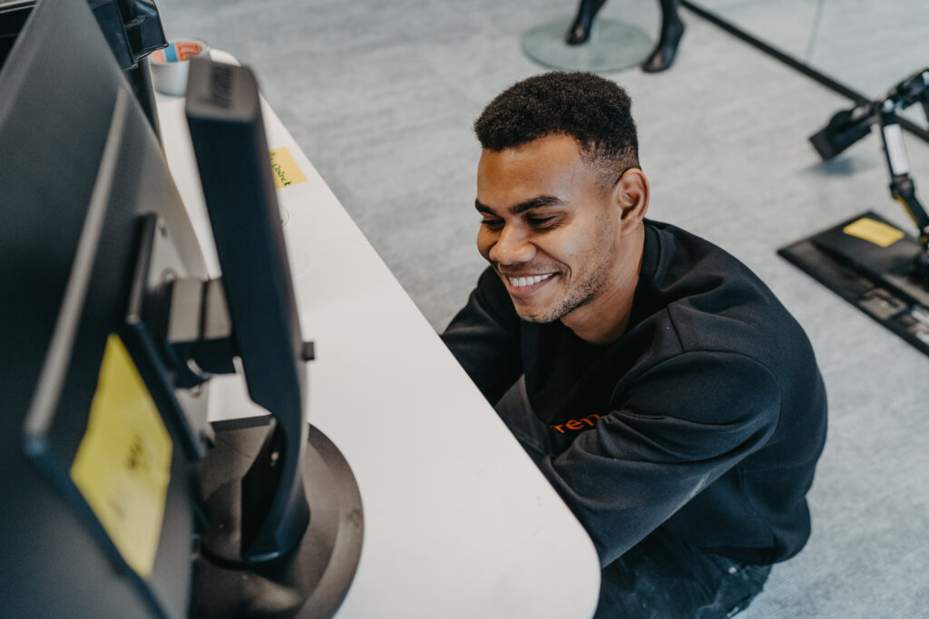 Student verhuizers - sjouwers - sterke mannen - logistiek medewerkers.